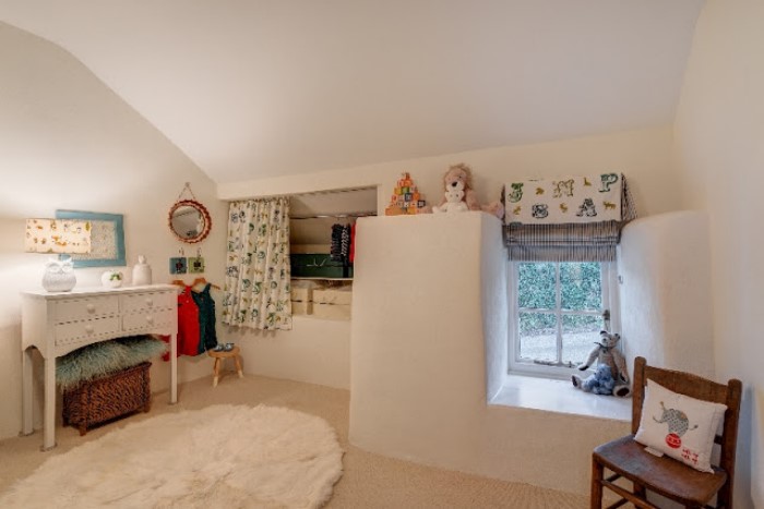 Το σπίτι ηλικίας 300 ετών που εξωτερικά δεν μοιάζει κάτι ιδιαίτερο, μέχρι να περάσεις στο εσωτερικό του