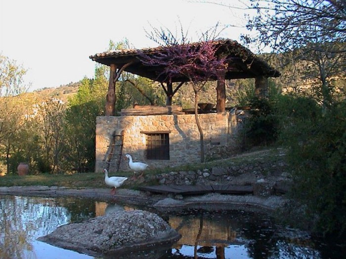 Σε απόσταση 2 ωρών από την Αθήνα υπάρχει η "Cherryland": Ένα υπέροχο χωριό βγαλμένο από τα παραμύθια