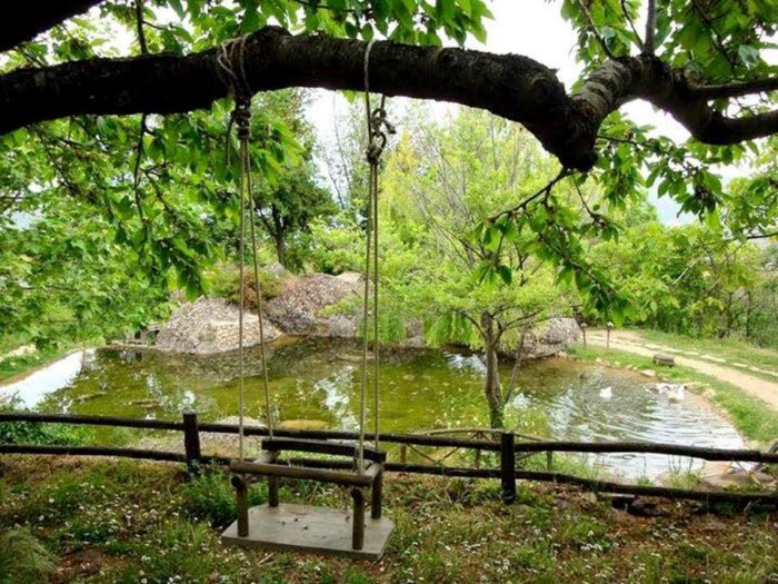 Σε απόσταση 2 ωρών από την Αθήνα υπάρχει η "Cherryland": Ένα υπέροχο χωριό βγαλμένο από τα παραμύθια