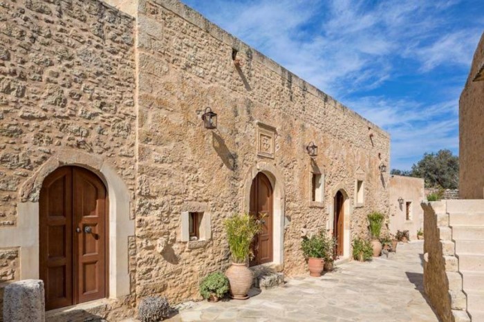 Η εκπληκτική μεταμόρφωση ενός εγκαταλελειμμένου χωριού του 16ου αιώνα στην Κρήτη σε ξενοδοχείο