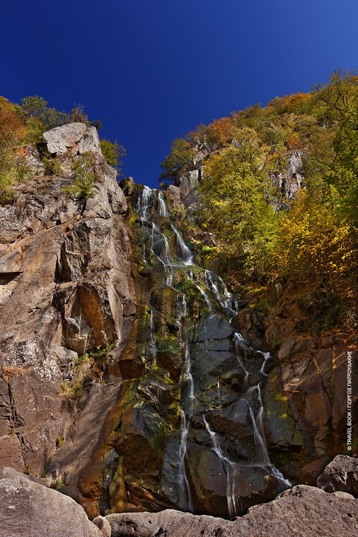 Ο παράδεισος της Ελλάδας: Η πόλη με τα παρθένα δάση, τα πετρόχτιστα γεφύρια, τη σπάνια βλάστηση και τους πανέμορφους καταρράκτες Ο παράδεισος της Ελλάδας: Η πόλη με τα παρθένα δάση, τα πετρόχτιστα γεφύρια, τη σπάνια βλάστηση και τους πανέμορφους καταρράκτες