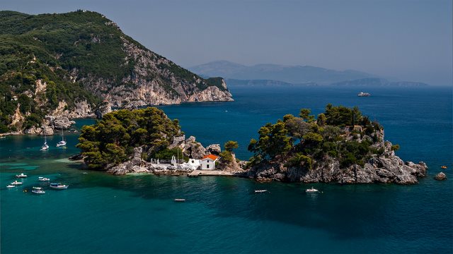 Πάργα: Το νησάκι της Παναγίας