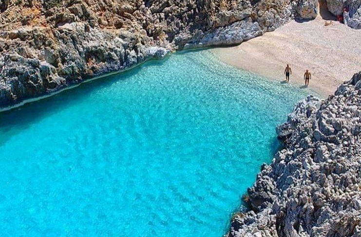 Η ωραιότερη “άγνωστη” παραλία της Ελλάδας που.. κοντράρει τον Παράδεισο