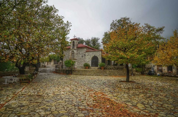 Έλατα, καταρράκτες και σπηλιές. Το ομορφότερο χωριό κοντά στην Αθήνα παραμένει ένα μεγάλο μυστικό
