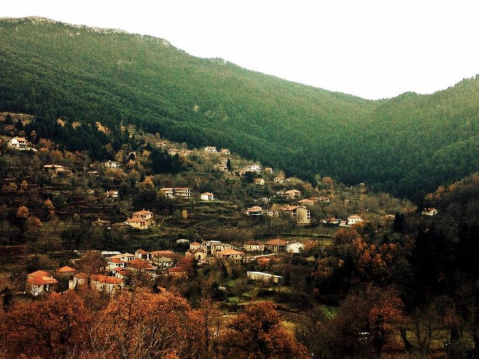 7 ελληνικά εναλλακτικά χωριά για ονειρικές διακοπές. Οι κρυμμένοι θησαυροί που πρέπει οπωσδήποτε να επισκεφθείς