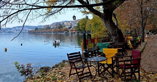 Υπάρχει μια Πόλη στην Ελλάδα που Κάθε Φθινόπωρο Γίνεται Ακόμη πιο Όμορφη. Ένας Χρυσοκίτρινος Πίνακας Ζωγραφικής.