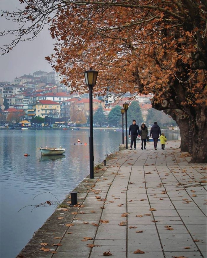 Υπάρχει μια πόλη στην Ελλάδα που κάθε Φθινόπωρο γίνεται ακόμη πιο όμορφη. Γίνεται χρυσή