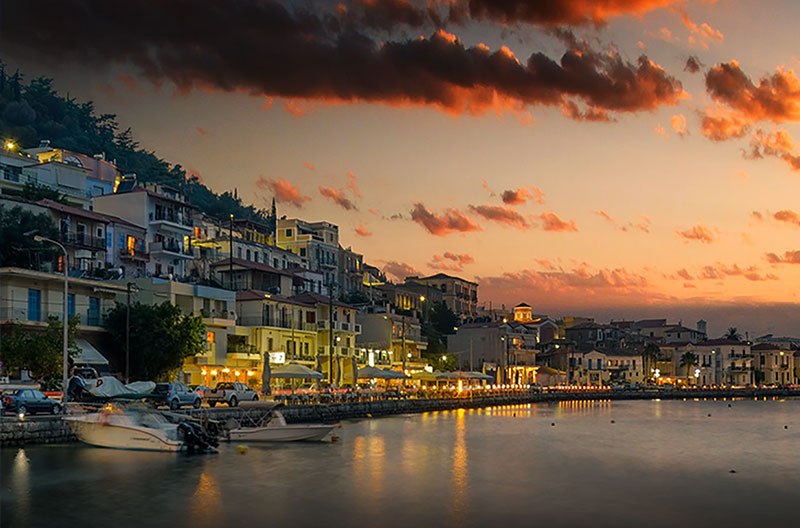 Γύθειο: Ο πιο ρομαντικός προορισμός της Πελοποννήσου είναι μια υπέροχη πόλη που θυμίζει έντονα νησί