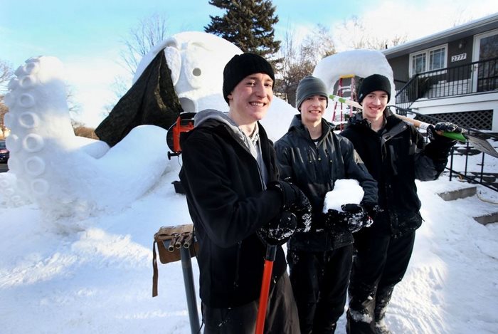 Τρεις αδέρφια κάθε Χειμώνα δημιουργούν τεράστια γλυπτά από χιόνι μπροστά στο σπίτι τους 