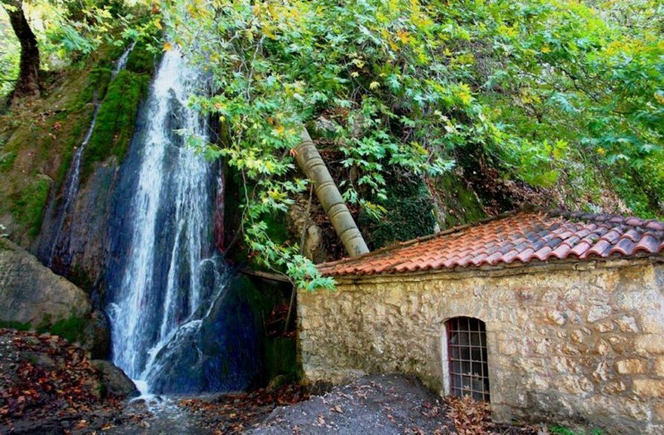 2,5 ώρες από την Αθήνα υπάρχει ένα χωριουδάκι με καταρράκτες, πηγές αλλά και σκοτεινή ιστορία 