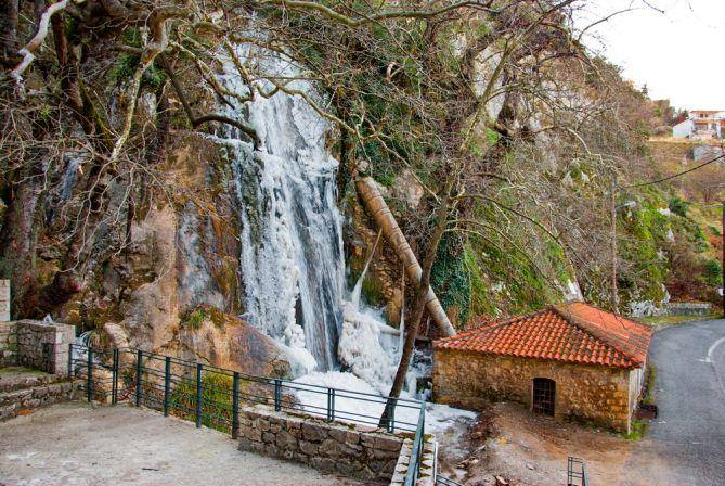 2,5 ώρες από την Αθήνα υπάρχει ένα χωριουδάκι με καταρράκτες, πηγές αλλά και σκοτεινή ιστορία 