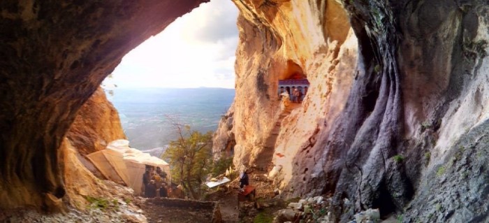2,5 ώρες από την Αθήνα υπάρχει ένα χωριουδάκι με καταρράκτες, πηγές αλλά και σκοτεινή ιστορία 