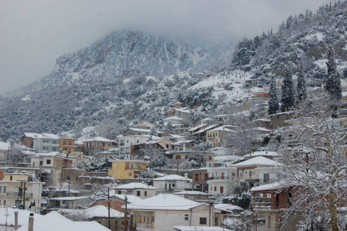 2,5 ώρες από την Αθήνα υπάρχει ένα χωριουδάκι με καταρράκτες, πηγές αλλά και σκοτεινή ιστορία 