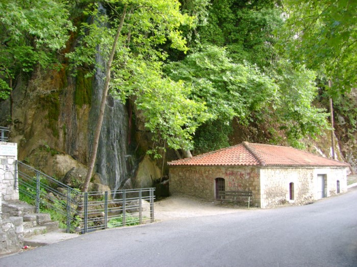 2,5 ώρες από την Αθήνα υπάρχει ένα χωριουδάκι με καταρράκτες, πηγές αλλά και σκοτεινή ιστορία 