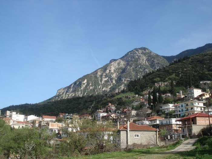 2,5 ώρες από την Αθήνα υπάρχει ένα χωριουδάκι με καταρράκτες, πηγές αλλά και σκοτεινή ιστορία 