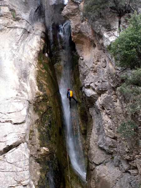 2,5 ώρες από την Αθήνα υπάρχει ένα χωριουδάκι με καταρράκτες, πηγές αλλά και σκοτεινή ιστορία 