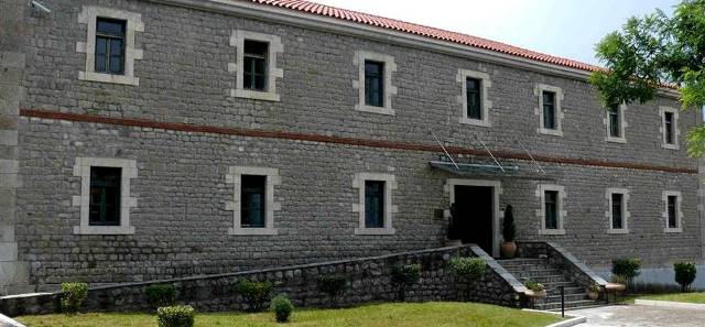 2,5 ώρες από την Αθήνα υπάρχει ένα χωριουδάκι με καταρράκτες, πηγές αλλά και σκοτεινή ιστορία 