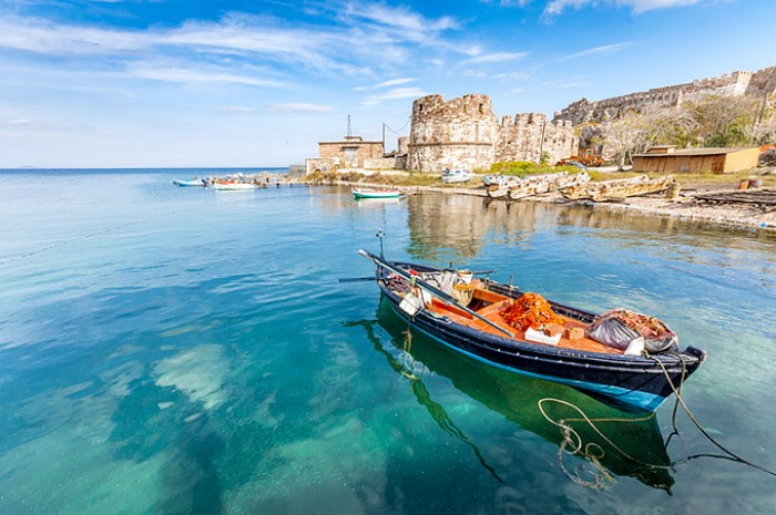 Το νησί των τεχνών και των γραμμάτων με την ατέλειωτη ομορφιά. Εκεί γεννήθηκαν η Σαπφώ, ο Θεόφιλος και ο Μυριβήλης