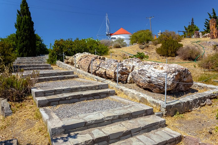 Το νησί των τεχνών και των γραμμάτων με την ατέλειωτη ομορφιά. Εκεί γεννήθηκαν η Σαπφώ, ο Θεόφιλος και ο Μυριβήλης