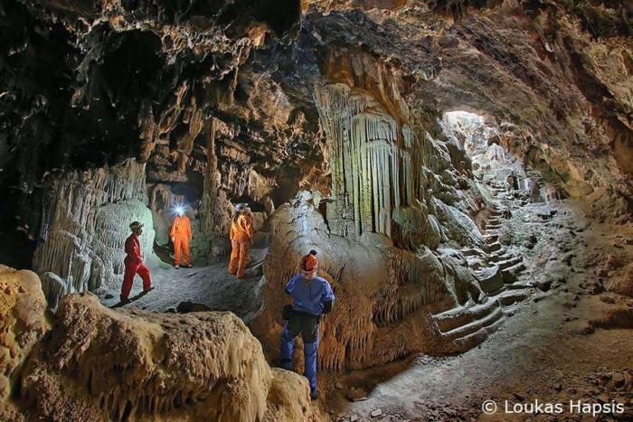Το μοναδικό σπήλαιο στην Ελλάδα με σκαλισμένα αγάλματα στο εσωτερικό του βρίσκεται στον Υμηττό
