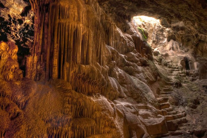Το μοναδικό σπήλαιο στην Ελλάδα που έχει σκαλισμένα αγάλματα στο εσωτερικό του βρίσκεται στον Υμηττό