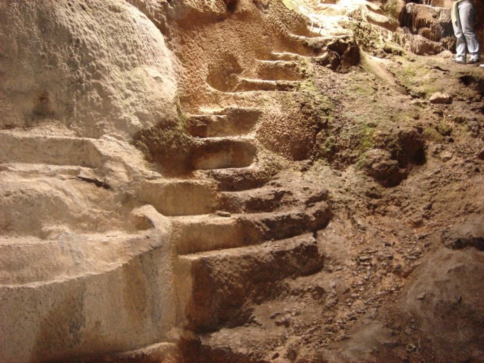 Το μοναδικό σπήλαιο στην Ελλάδα που έχει σκαλισμένα αγάλματα στο εσωτερικό του βρίσκεται στον Υμηττό Το μοναδικό σπήλαιο στην Ελλάδα που έχει σκαλισμένα αγάλματα στο εσωτερικό του βρίσκεται στον Υμηττό