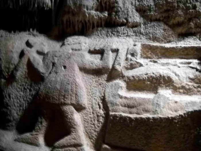 Το μοναδικό σπήλαιο στην Ελλάδα που έχει σκαλισμένα αγάλματα στο εσωτερικό του βρίσκεται στον Υμηττό Το μοναδικό σπήλαιο στην Ελλάδα που έχει σκαλισμένα αγάλματα στο εσωτερικό του βρίσκεται στον Υμηττό