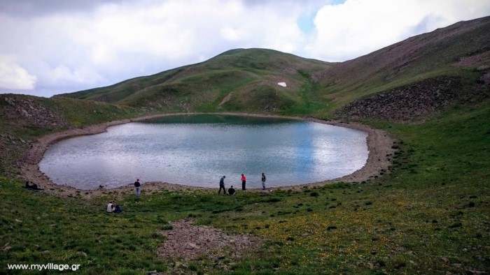 Η ψηλότερη λίμνη της Ελλάδας βρίσκεται στα 2.350 μ. υψόμετρο και είναι εξωγήινα όμορφη Η ψηλότερη λίμνη της Ελλάδας βρίσκεται στα 2.350 μ. υψόμετρο και είναι εξωγήινα όμορφη