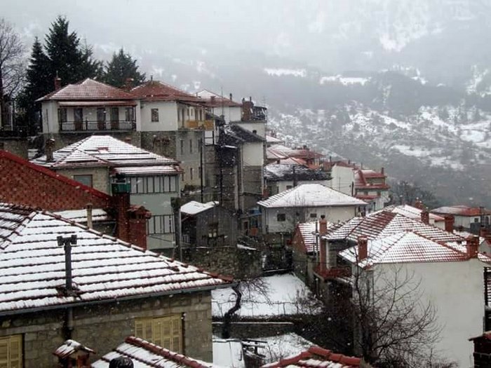 Το υπέροχο διαμάντι της Πίνδου. Κεραμιδένιες στέγες και ξύλινα χαγιάτια κρυμμένα ανάμεσα σε οξιές και έλατα! Το υπέροχο διαμάντι της Πίνδου. Κεραμιδένιες στέγες και ξύλινα χαγιάτια κρυμμένα ανάμεσα σε οξιές και έλατα!