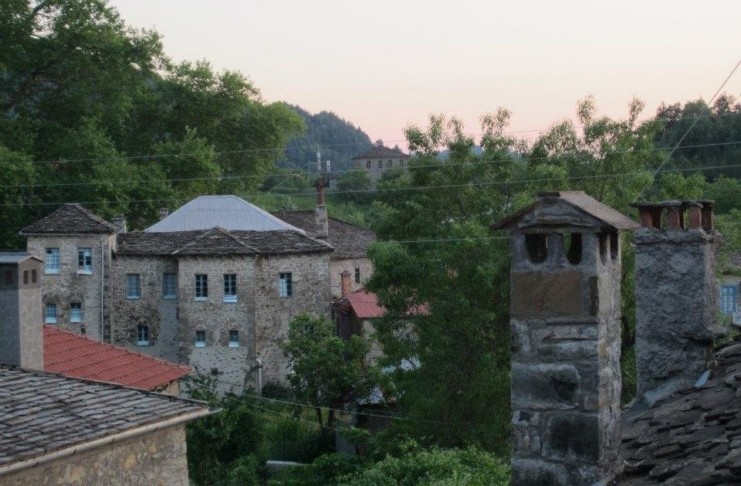 Το Ελληνικό χωριό που ο χρόνος έχει σταματήσει δυο αιώνες πριν. Ένα στολίδι αρχιτεκτονικής από πέτρα και ξύλο! Το Ελληνικό χωριό που ο χρόνος έχει σταματήσει δυο αιώνες πριν. Ένα στολίδι αρχιτεκτονικής από πέτρα και ξύλο!