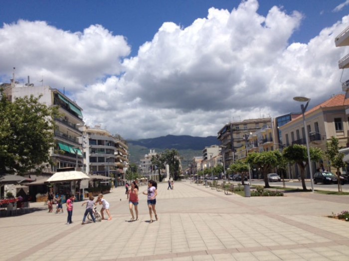 H πιο ευτυχισμένη πόλη στην Ελλάδα: "Χορεύει", έχει θάλασσα στα πόδια της και ωραία καφέ