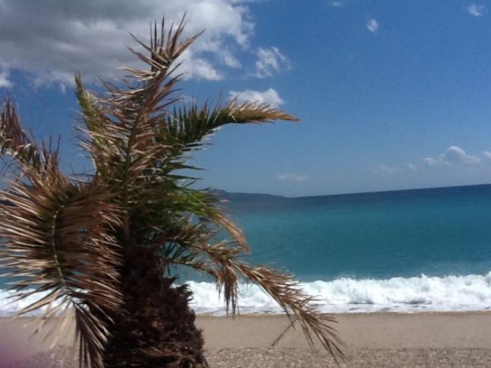 H πιο ευτυχισμένη πόλη στην Ελλάδα: "Χορεύει", έχει θάλασσα στα πόδια της και ωραία καφέ