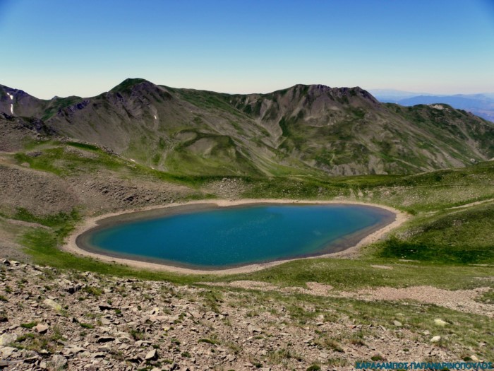 Η ψηλότερη λίμνη της Ελλάδας βρίσκεται στα 2.350 μ. υψόμετρο και είναι εξωγήινα όμορφη Η ψηλότερη λίμνη της Ελλάδας βρίσκεται στα 2.350 μ. υψόμετρο και είναι εξωγήινα όμορφη