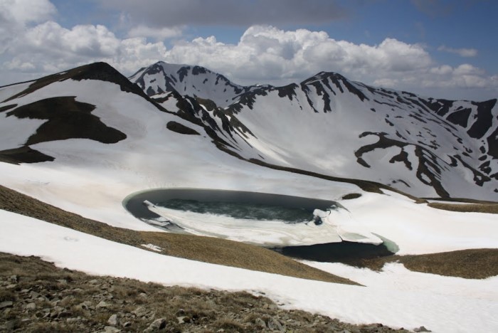 Η ψηλότερη λίμνη της Ελλάδας βρίσκεται στα 2.350 μ. υψόμετρο και είναι εξωγήινα όμορφη Η ψηλότερη λίμνη της Ελλάδας βρίσκεται στα 2.350 μ. υψόμετρο και είναι εξωγήινα όμορφη