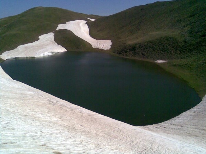 Η ψηλότερη λίμνη της Ελλάδας βρίσκεται στα 2.350 μ. υψόμετρο και είναι εξωγήινα όμορφη Η ψηλότερη λίμνη της Ελλάδας βρίσκεται στα 2.350 μ. υψόμετρο και είναι εξωγήινα όμορφη