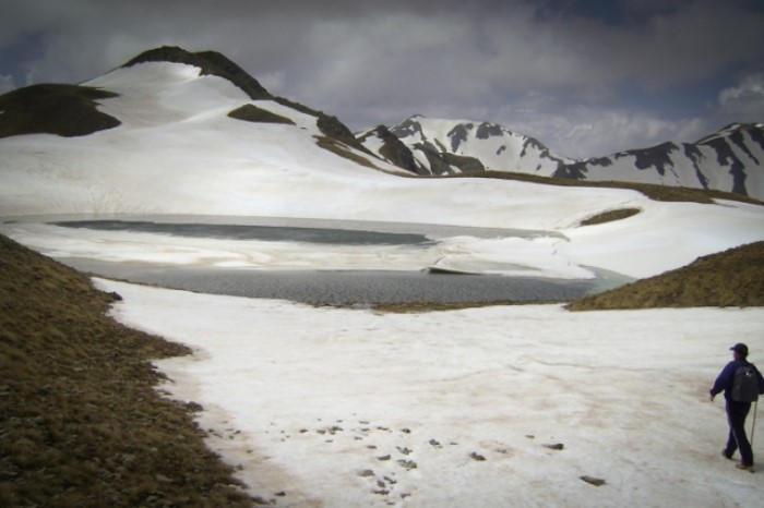 Η ψηλότερη λίμνη της Ελλάδας βρίσκεται στα 2.350 μ. υψόμετρο και είναι εξωγήινα όμορφη Η ψηλότερη λίμνη της Ελλάδας βρίσκεται στα 2.350 μ. υψόμετρο και είναι εξωγήινα όμορφη