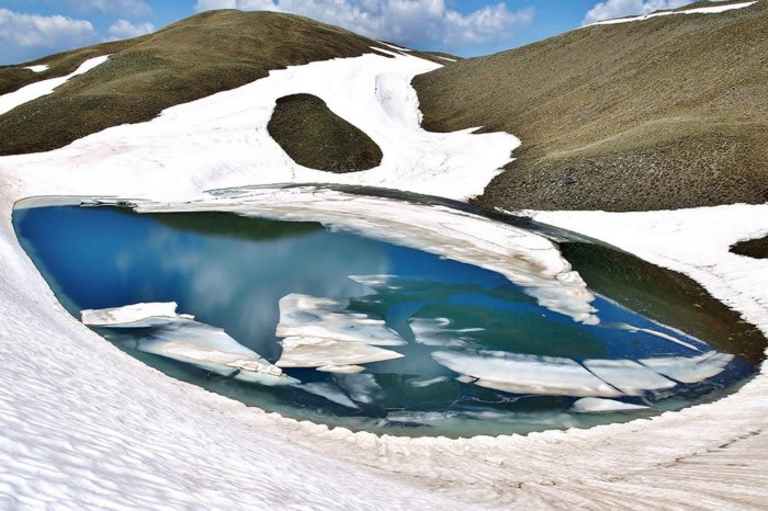 Η ψηλότερη λίμνη της Ελλάδας βρίσκεται στα 2.350 μ. υψόμετρο και είναι εξωγήινα όμορφη Η ψηλότερη λίμνη της Ελλάδας βρίσκεται στα 2.350 μ. υψόμετρο και είναι εξωγήινα όμορφη