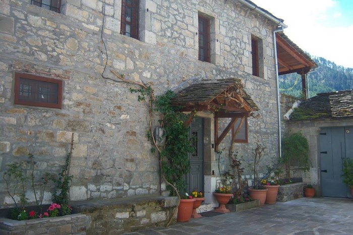 Το Ελληνικό χωριό που ο χρόνος έχει σταματήσει δυο αιώνες πριν. Ένα στολίδι αρχιτεκτονικής από πέτρα και ξύλο! Το Ελληνικό χωριό που ο χρόνος έχει σταματήσει δυο αιώνες πριν. Ένα στολίδι αρχιτεκτονικής από πέτρα και ξύλο!