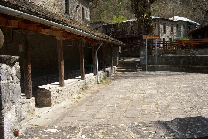 Το Ελληνικό χωριό που ο χρόνος έχει σταματήσει δυο αιώνες πριν. Ένα στολίδι αρχιτεκτονικής από πέτρα και ξύλο! Το Ελληνικό χωριό που ο χρόνος έχει σταματήσει δυο αιώνες πριν. Ένα στολίδι αρχιτεκτονικής από πέτρα και ξύλο!