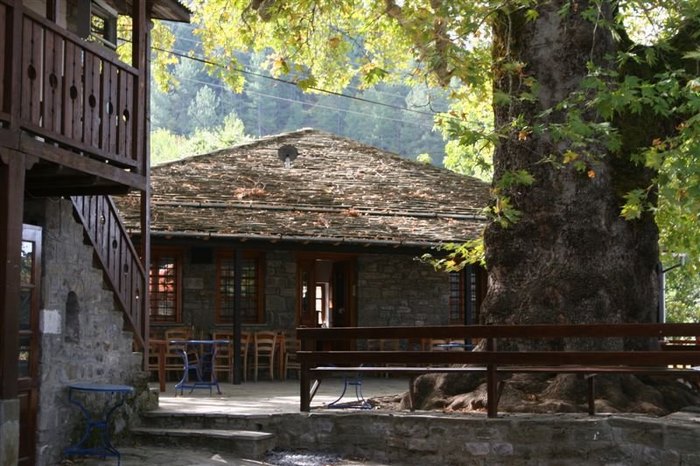 Το Ελληνικό χωριό που ο χρόνος έχει σταματήσει δυο αιώνες πριν. Ένα στολίδι αρχιτεκτονικής από πέτρα και ξύλο! Το Ελληνικό χωριό που ο χρόνος έχει σταματήσει δυο αιώνες πριν. Ένα στολίδι αρχιτεκτονικής από πέτρα και ξύλο!