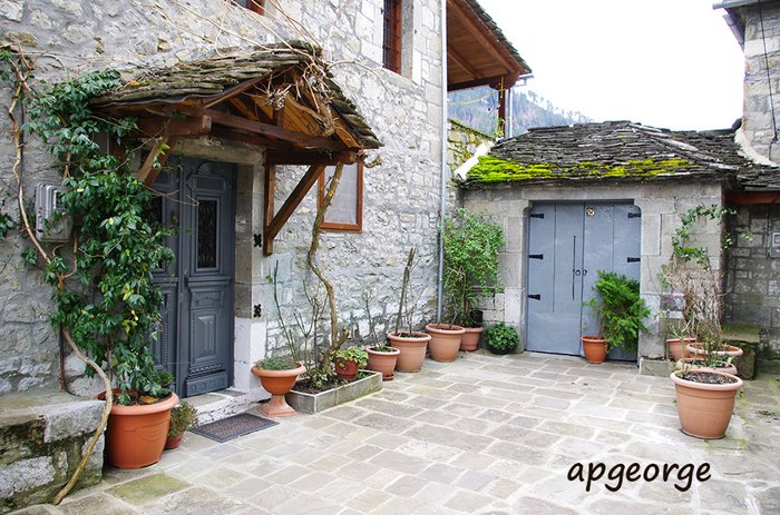 Το Ελληνικό χωριό που ο χρόνος έχει σταματήσει δυο αιώνες πριν. Ένα στολίδι αρχιτεκτονικής από πέτρα και ξύλο! Το Ελληνικό χωριό που ο χρόνος έχει σταματήσει δυο αιώνες πριν. Ένα στολίδι αρχιτεκτονικής από πέτρα και ξύλο!