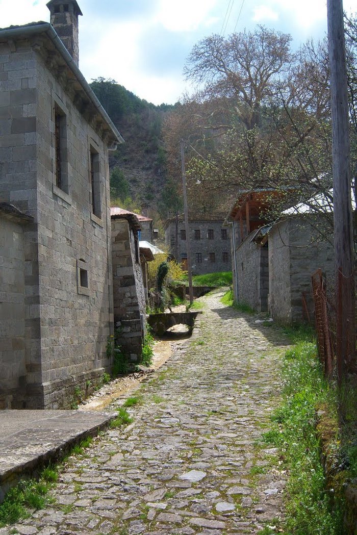 Το Ελληνικό χωριό που ο χρόνος έχει σταματήσει δυο αιώνες πριν. Ένα στολίδι αρχιτεκτονικής από πέτρα και ξύλο! Το Ελληνικό χωριό που ο χρόνος έχει σταματήσει δυο αιώνες πριν. Ένα στολίδι αρχιτεκτονικής από πέτρα και ξύλο!