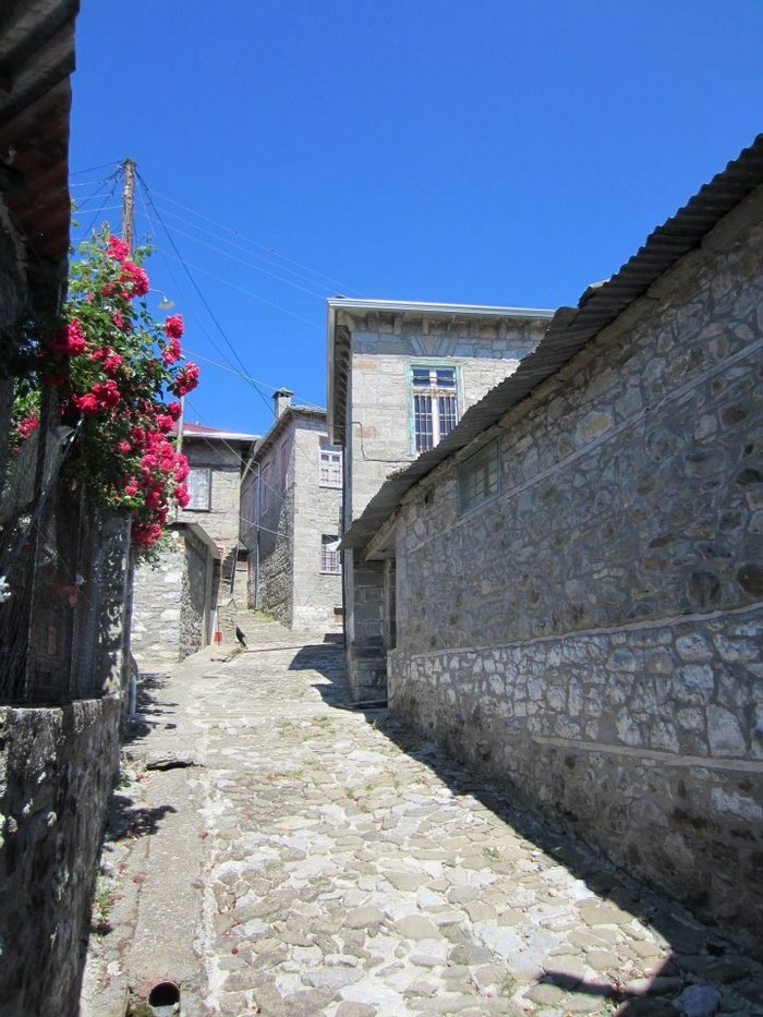 Το Ελληνικό χωριό που ο χρόνος έχει σταματήσει δυο αιώνες πριν. Ένα στολίδι αρχιτεκτονικής από πέτρα και ξύλο! Το Ελληνικό χωριό που ο χρόνος έχει σταματήσει δυο αιώνες πριν. Ένα στολίδι αρχιτεκτονικής από πέτρα και ξύλο!