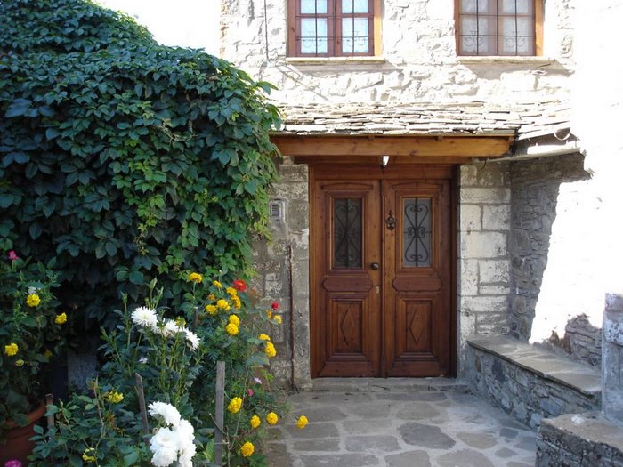 Το Ελληνικό χωριό που ο χρόνος έχει σταματήσει δυο αιώνες πριν. Ένα στολίδι αρχιτεκτονικής από πέτρα και ξύλο! Το Ελληνικό χωριό που ο χρόνος έχει σταματήσει δυο αιώνες πριν. Ένα στολίδι αρχιτεκτονικής από πέτρα και ξύλο!