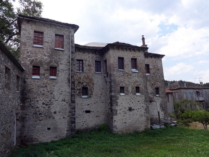 Το Ελληνικό χωριό που ο χρόνος έχει σταματήσει δυο αιώνες πριν. Ένα στολίδι αρχιτεκτονικής από πέτρα και ξύλο!