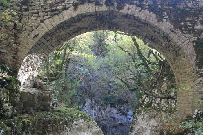 Τα 21 ωραιότερα γεφύρια της Ηπείρου που αντέχουν στο πέρασμα των χρόνων Τα 21 ωραιότερα γεφύρια της Ηπείρου που αντέχουν στο πέρασμα των χρόνων