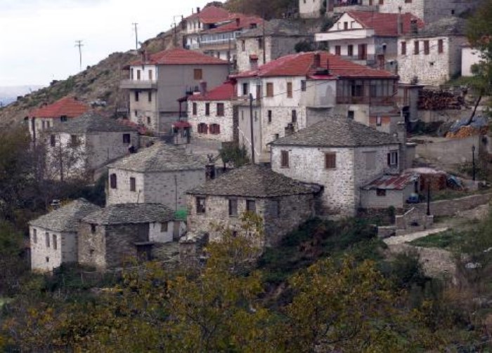 Το κουκλίστικο ελληνικό χωριό που είναι χτισμένο πάνω από τα.. σύννεφα