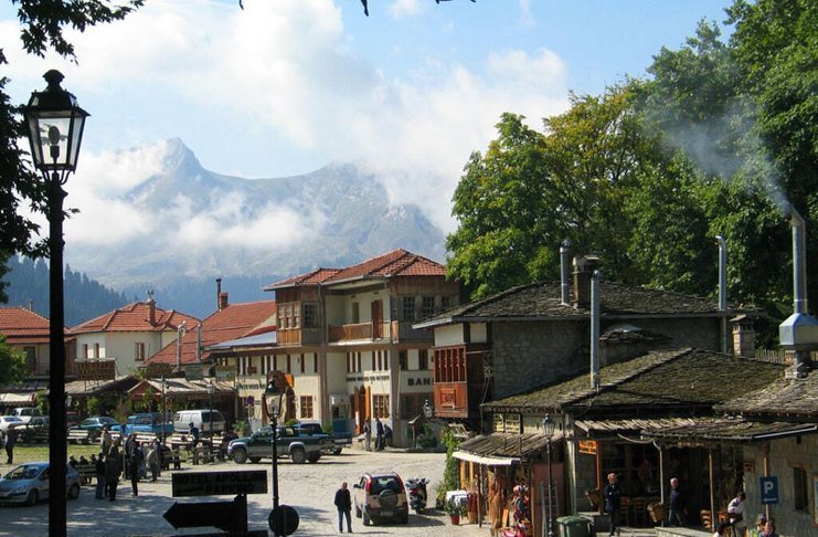 Το υπέροχο διαμάντι της Πίνδου. Κεραμιδένιες στέγες και ξύλινα χαγιάτια κρυμμένα ανάμεσα σε οξιές και έλατα! Το υπέροχο διαμάντι της Πίνδου. Κεραμιδένιες στέγες και ξύλινα χαγιάτια κρυμμένα ανάμεσα σε οξιές και έλατα!