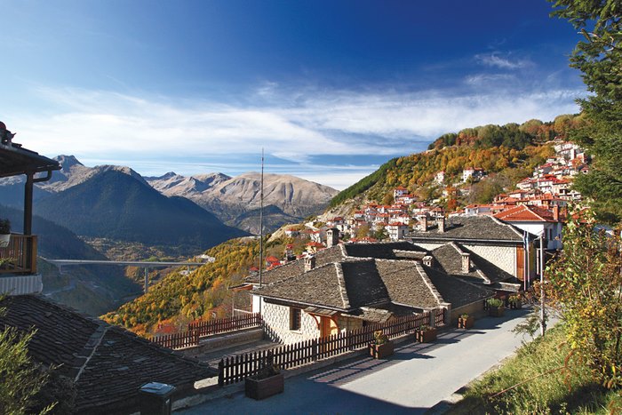 Το υπέροχο διαμάντι της Πίνδου. Κεραμιδένιες στέγες και ξύλινα χαγιάτια κρυμμένα ανάμεσα σε οξιές και έλατα! Το υπέροχο διαμάντι της Πίνδου. Κεραμιδένιες στέγες και ξύλινα χαγιάτια κρυμμένα ανάμεσα σε οξιές και έλατα!