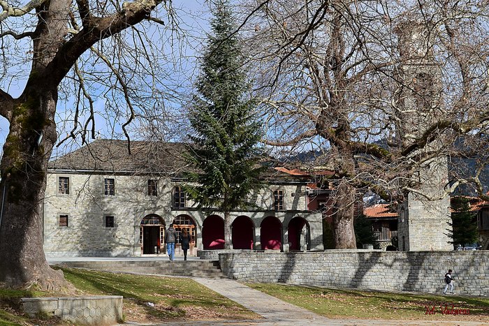 Το υπέροχο διαμάντι της Πίνδου. Κεραμιδένιες στέγες και ξύλινα χαγιάτια κρυμμένα ανάμεσα σε οξιές και έλατα! Το υπέροχο διαμάντι της Πίνδου. Κεραμιδένιες στέγες και ξύλινα χαγιάτια κρυμμένα ανάμεσα σε οξιές και έλατα!